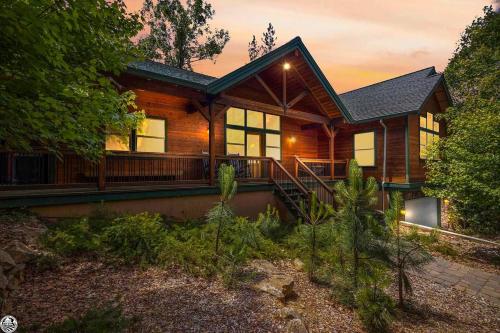 Sierra Haus Cottage with Private Lake Access — 4-Star Luxury Hotel in Sonora, United States
