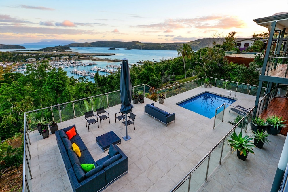 Vue Luxury House Ocean Views Pool With Two Buggies — 4-Star Luxury Hotel in Whitsundays, Australia