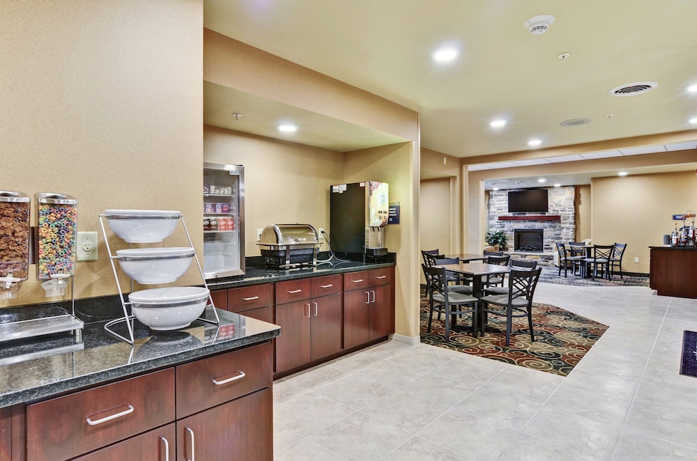 Cobblestone Inn & Suites Ambridge - photo 45
