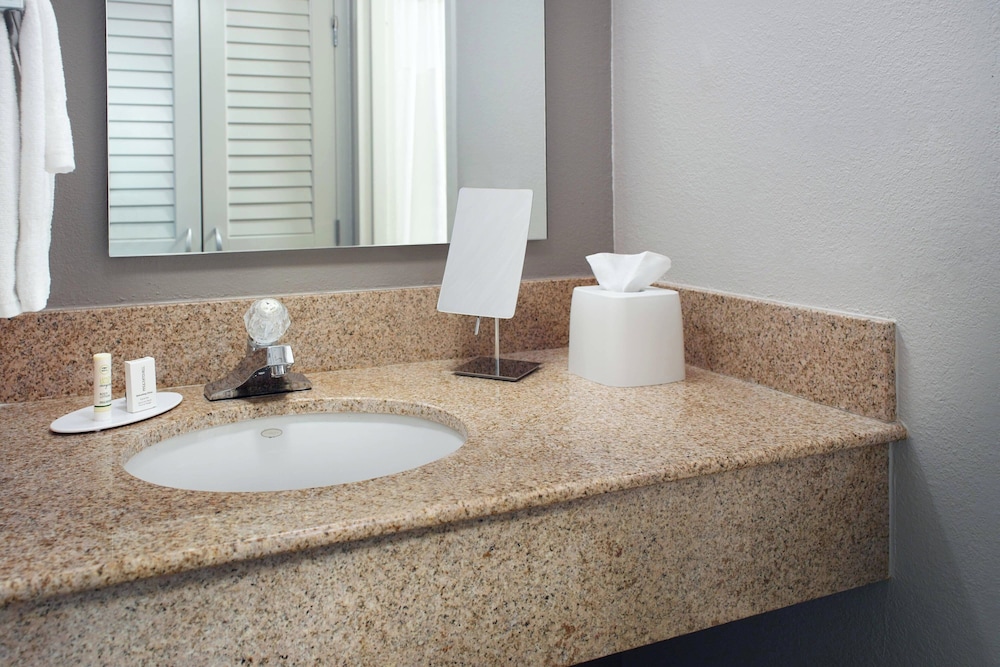 Courtyard by Marriott Greensboro - photo 12