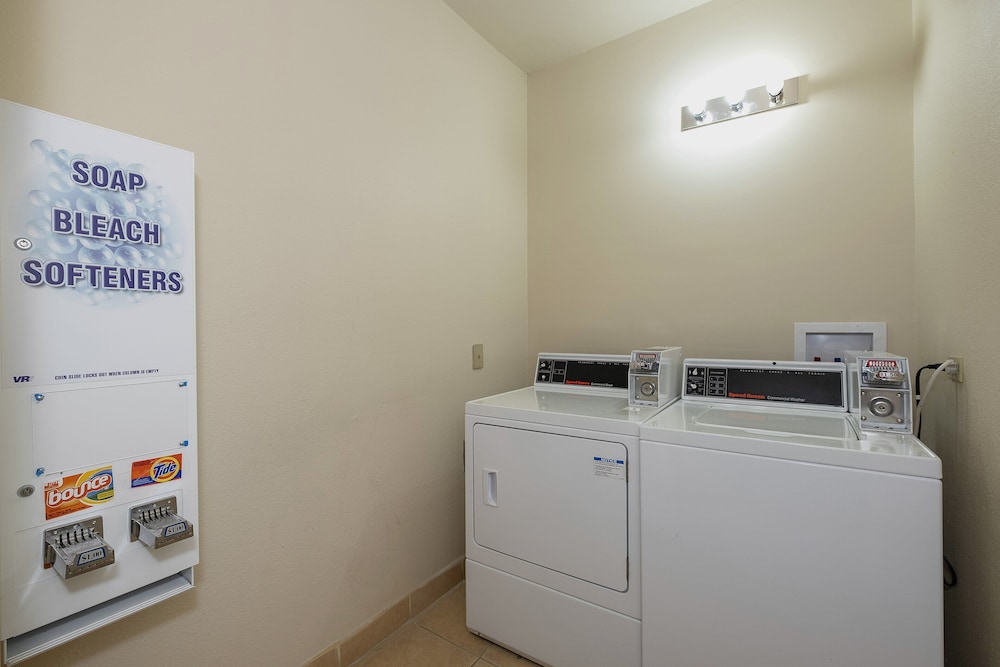 Econo Lodge Inn & Suites - photo 31