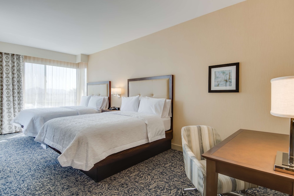 Hampton Inn & Suites Los Angeles Glendale - photo 13