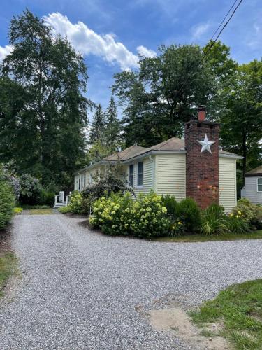 Cozy 2 bedroom Cottage with Access to Bantam Lake — 4-Star Luxury Hotel in Morris, United States