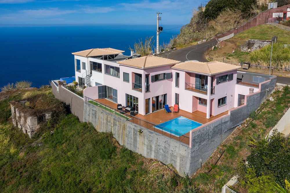 Canhas Views - carbon neutral hotel in Canhas