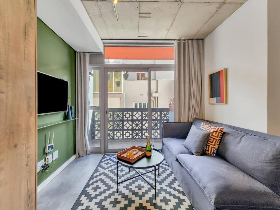 Secure Elegant Apartment Near Sea Point
