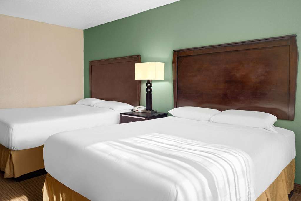 Travelodge By Wyndham Gaylord - photo 18