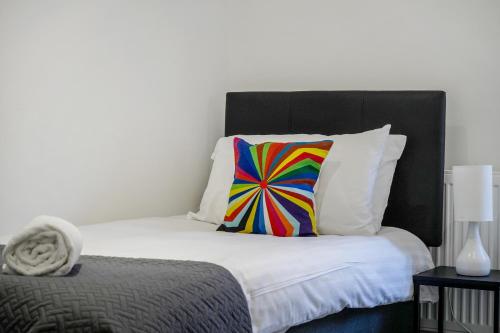 COZY 6 Bed Home in Reading Close to University Attractions Train Station with Garden Parking & WiFi