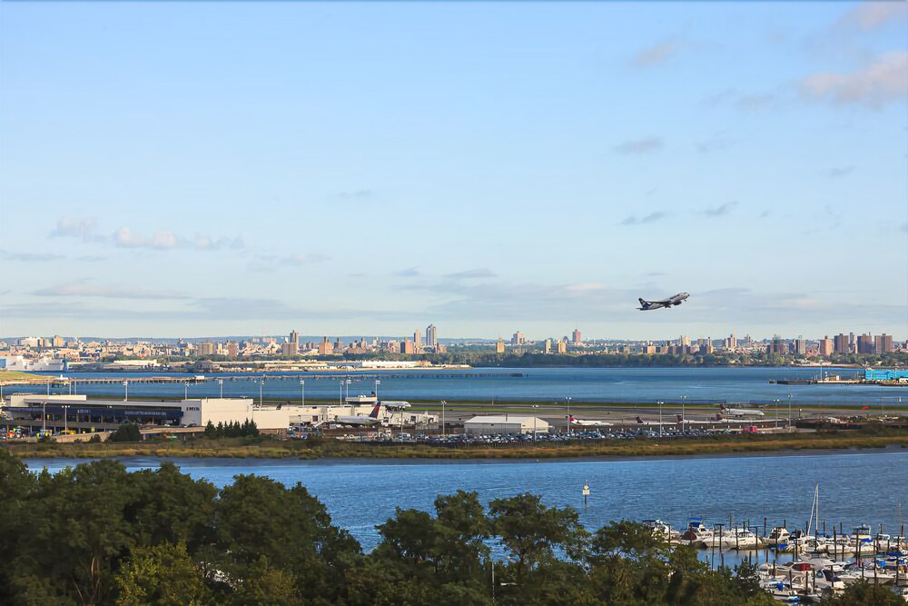 SpringHill Suites New York LaGuardia Airport - photo 22