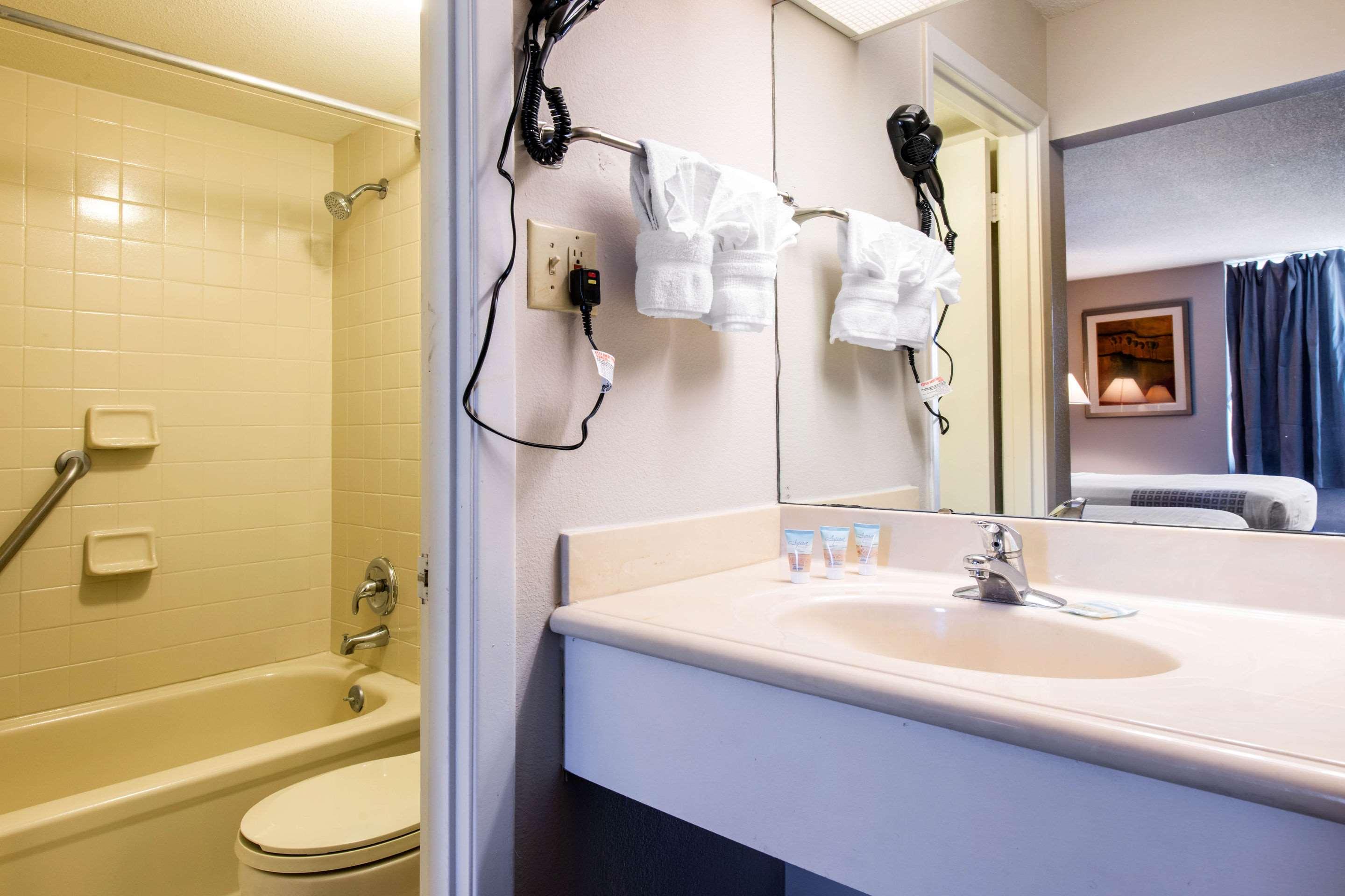 Econo Lodge Orlando Airport - photo 22