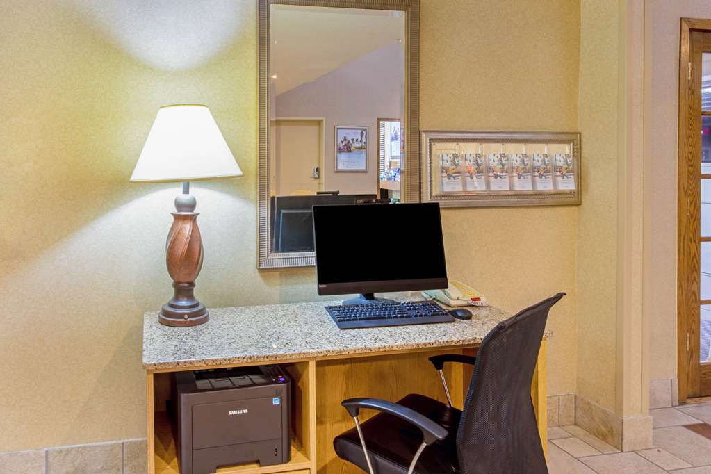 La Quinta Inn & Suites by Wyndham Appleton College Avenue - photo 30