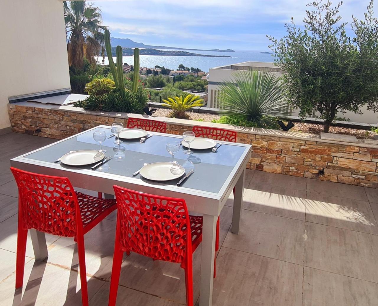 Magnifique Appartement Vue Mer Grande Terrasse Et Piscine — 4-Star Luxury Hotel in Bandol, France