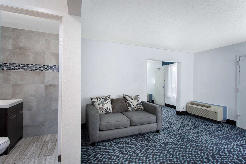 Baymont by Wyndham Charlotte University - photo 14