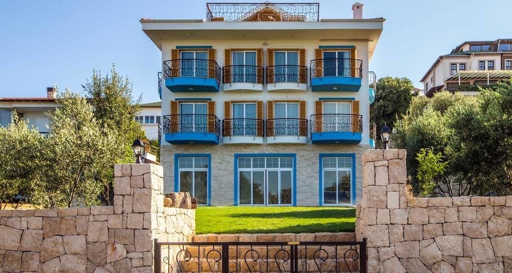 Clementine Suits Sigacik in Seferihisar, Turkey