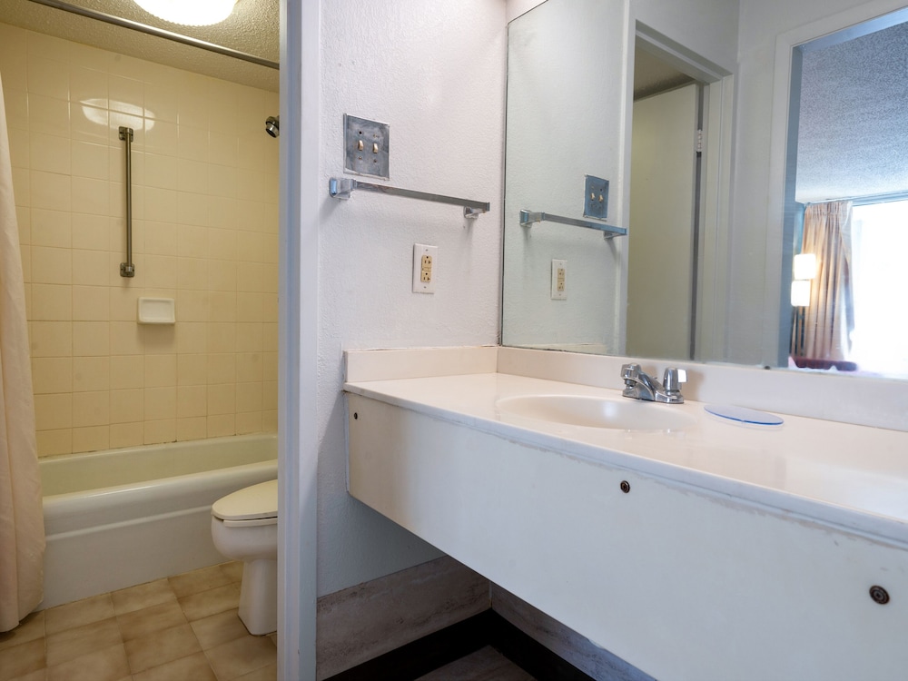 Travelodge by Wyndham Henderson - photo 23