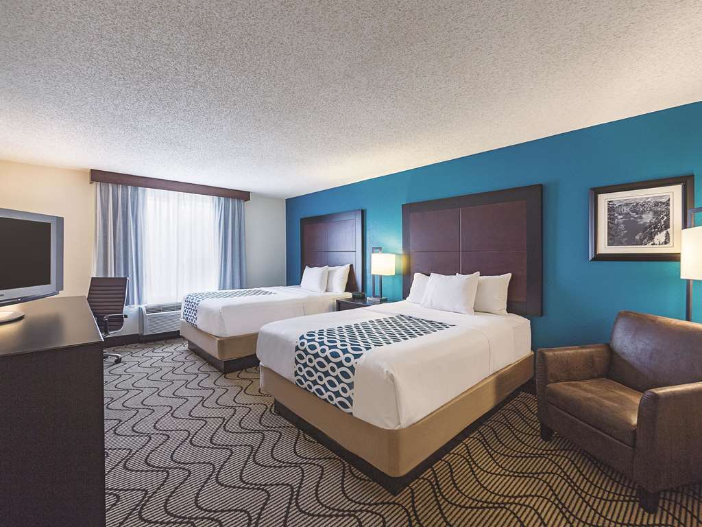 La Quinta Inn & Suites by Wyndham Central Point Medford - photo 19