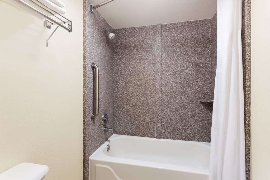 Days Inn & Suites by Wyndham Warner Robins Near Robins AFB - photo 11