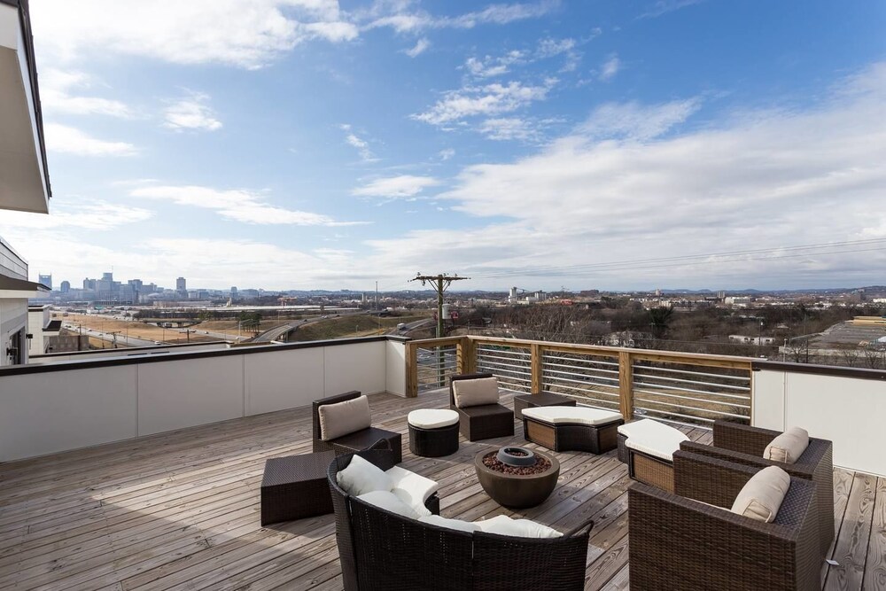 Two Stunning Modern Homes w Rooftop Views — 4-Star Luxury Hotel in Nashville, United States