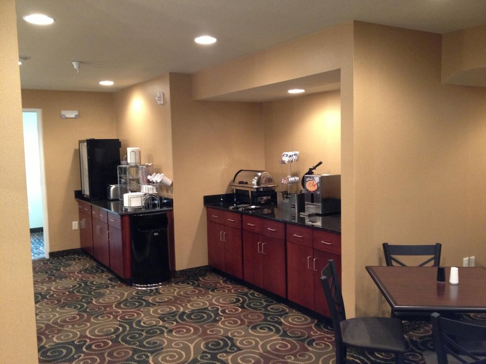 Cobblestone Hotel & Suites Newton - photo 34