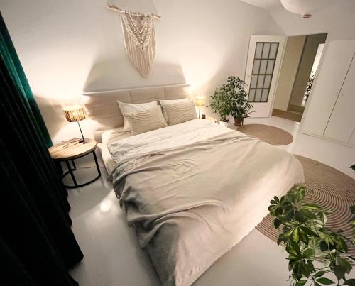 Urokliwy Azyl w Mieście: Komfort i Spokój Projektor i HI FI 6 Minut Kolejką do Centrum. — 4-Star Luxury Hotel in Poznan, Poland