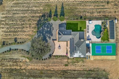 Luxury 4 Acre Estate Pickleball Pool Hot Tub — 4-Star Luxury Hotel in Lockeford, United States
