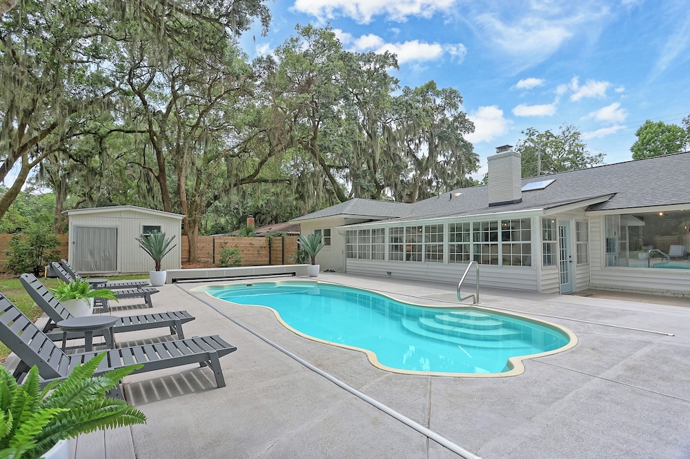Coastal Pool Retreat Near Beach Downtown & Fun in Savannah, United States