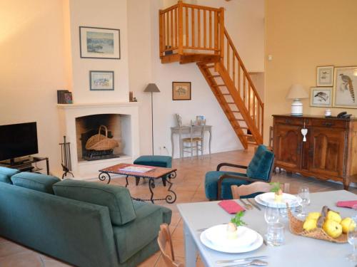 Gîte familial avec piscine chauffée jardin clos équipement bébé au cœur d’une propriété viticole. FR 1 653 70