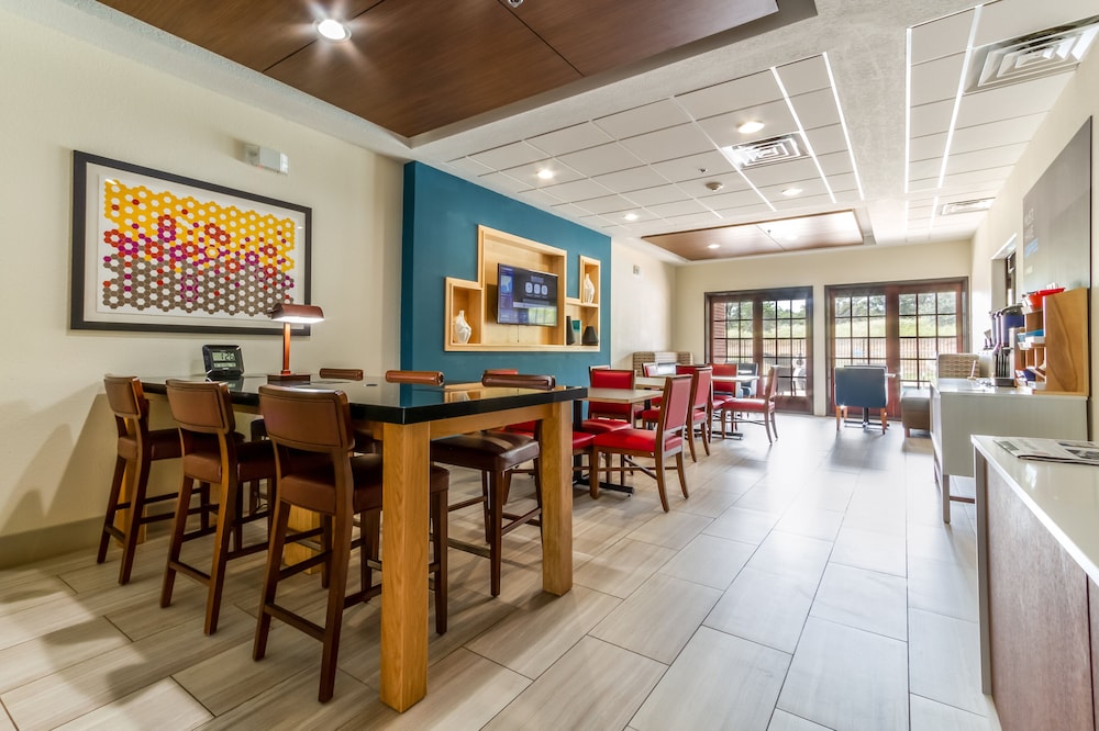 Holiday Inn Express & Suites Hearne by IHG - photo 17