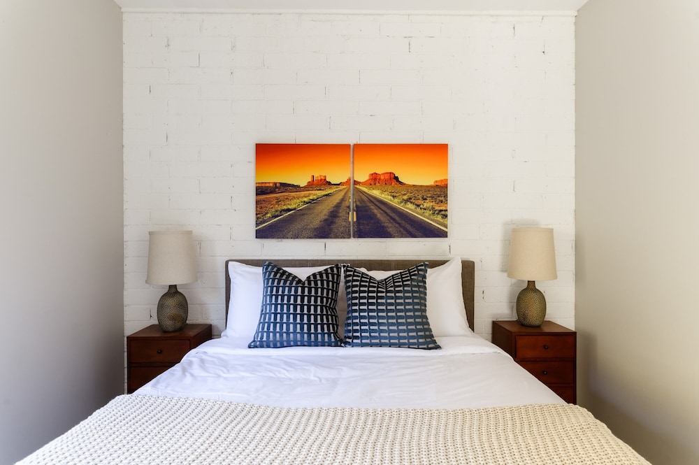 Luna & Stellar by Avantstay Modern Artist's Loft Buyout w 10 Brs Patio & Billiards - photo 30