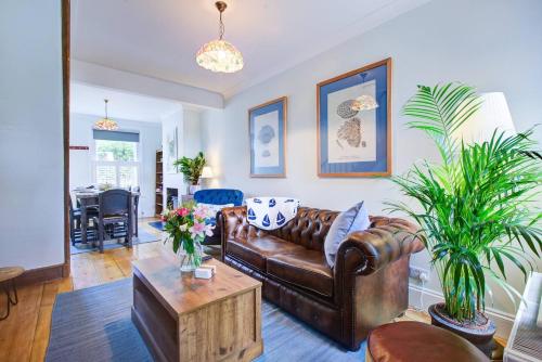 Stunning Cottage in the Heart of Old Leigh Pass the Keys — 4-Star Luxury Hotel in Southend-On-Sea, United Kingdom