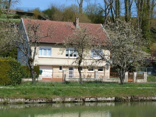 Gîte familial au bord de la Meuse proche Verdun activités nature confort tout inclus FR 1 585 83 — hotel in Dun-Sur-Auron