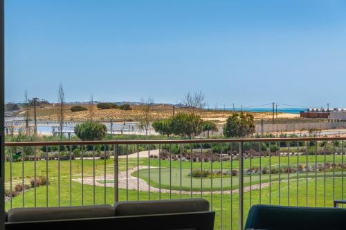 Cond Bayline Blue Horizon Spa Pool Gym Enguia By Bedzy — 4-Star Luxury Hotel in Armacao De Pera, Portugal