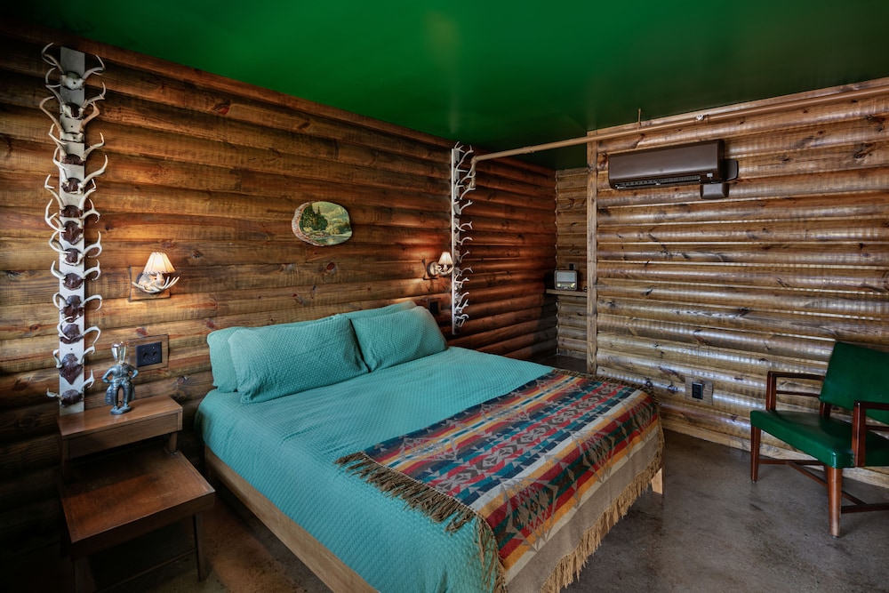The Dive Motel & Swim Club - photo 2