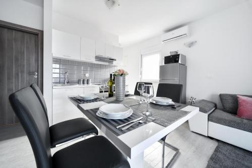 Deluxe Apartments Franić — 4-Star Luxury Hotel in Sukosan, Croatia