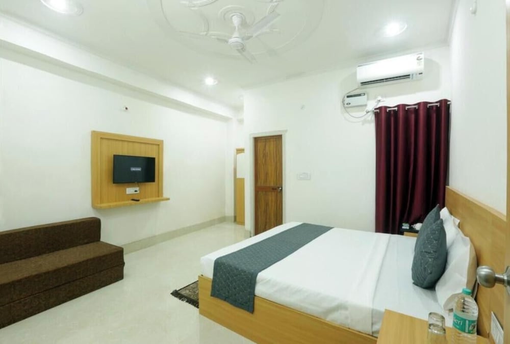 Hotel Dwarkadhish Plaza in Ajodhya, India