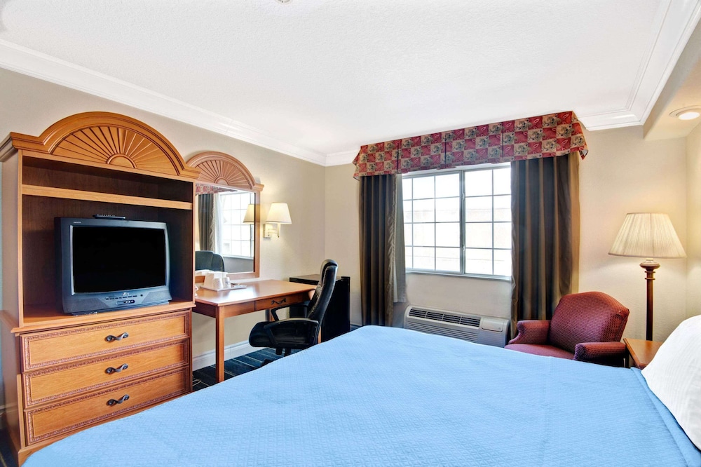 Days Inn by Wyndham San Antonio Airport - photo 21