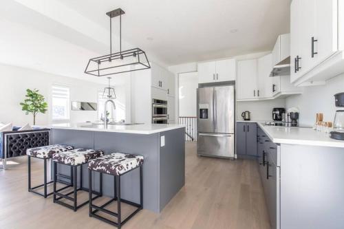 Comfortable Lux Sleeps 10 PingPong Movie Room in London, Canada