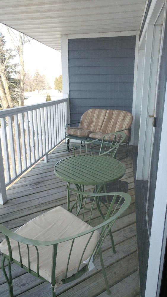 Snug Harbor Inn - photo 13