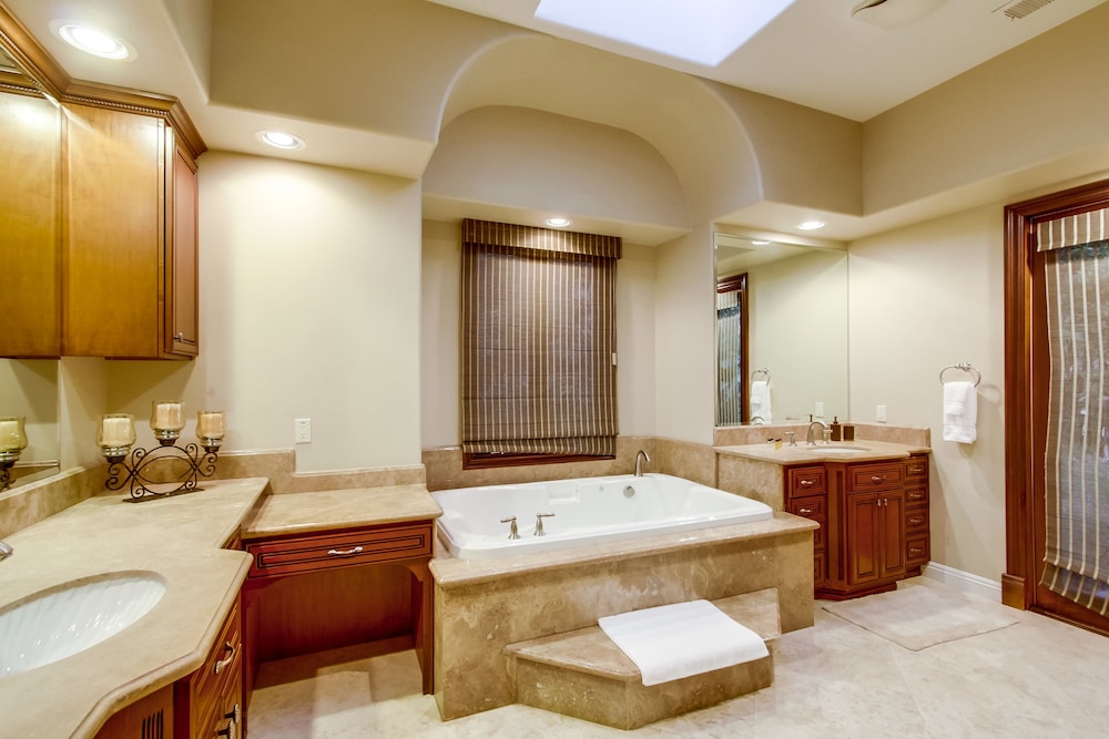 Tropical 5BR La Jolla Retreat by NamaStay - photo 17