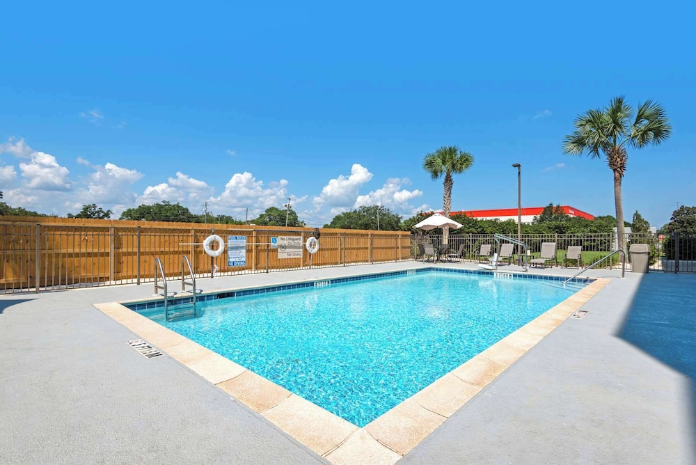 Hampton Inn & Suites Pensacola I 10 N at Univ. Town Plaza - photo 18
