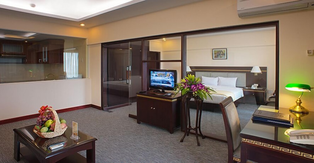 Huu Nghi Hotel — Haiphong