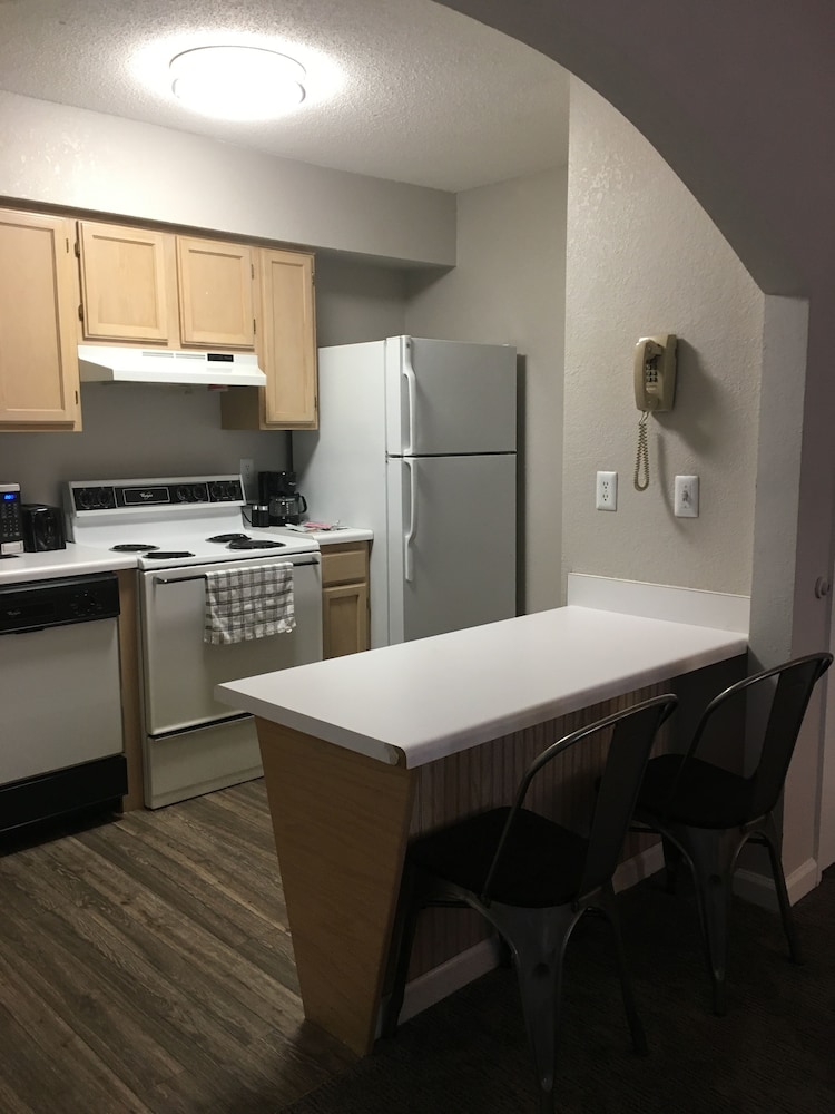 Ambassador Inn And Suites - photo 31