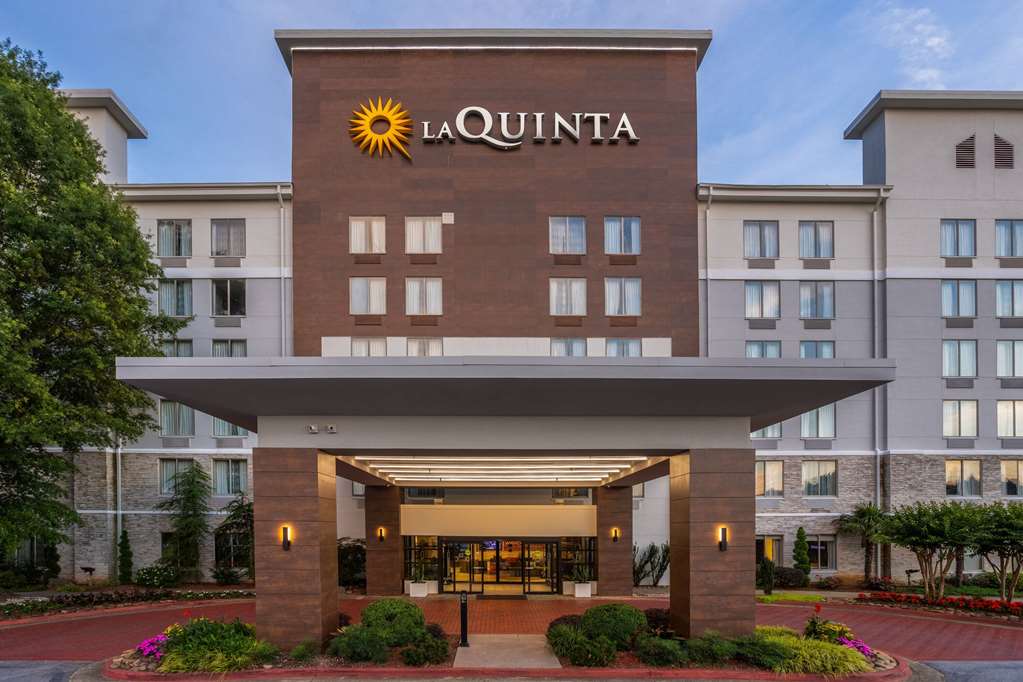 La Quinta Inn & Suites by Wyndham Atlanta Airport North - photo 3