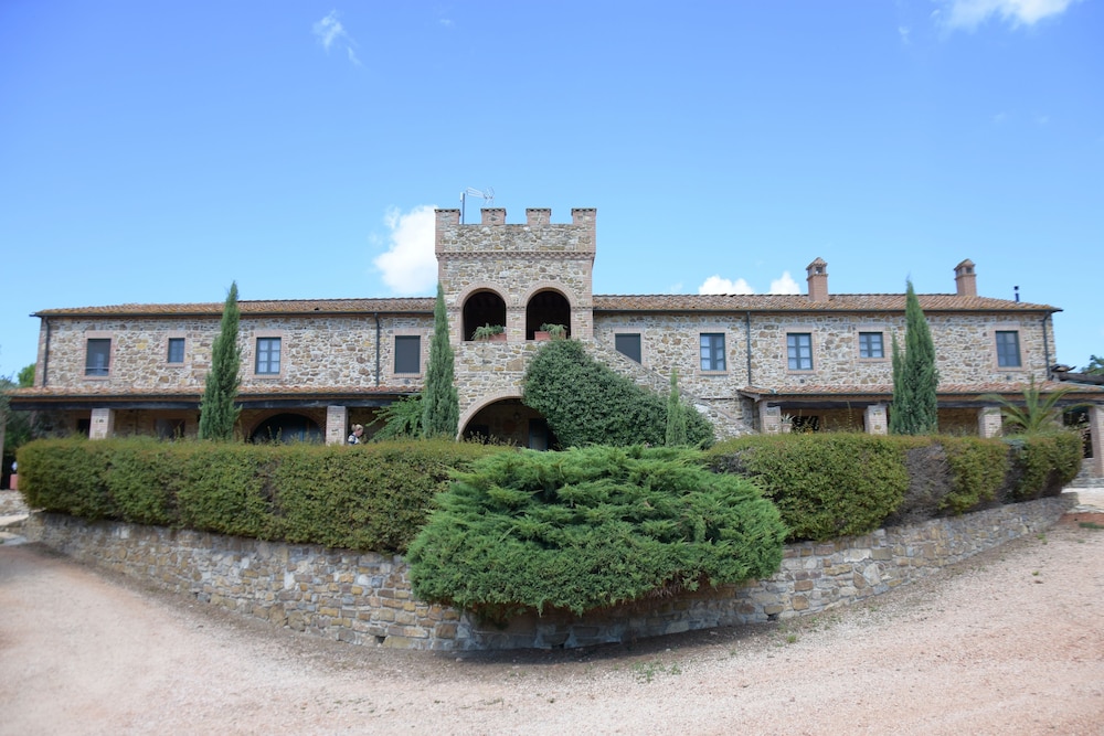 Agriturismo La Fontanella — 4-Star Luxury Hotel in Suvereto, Italy