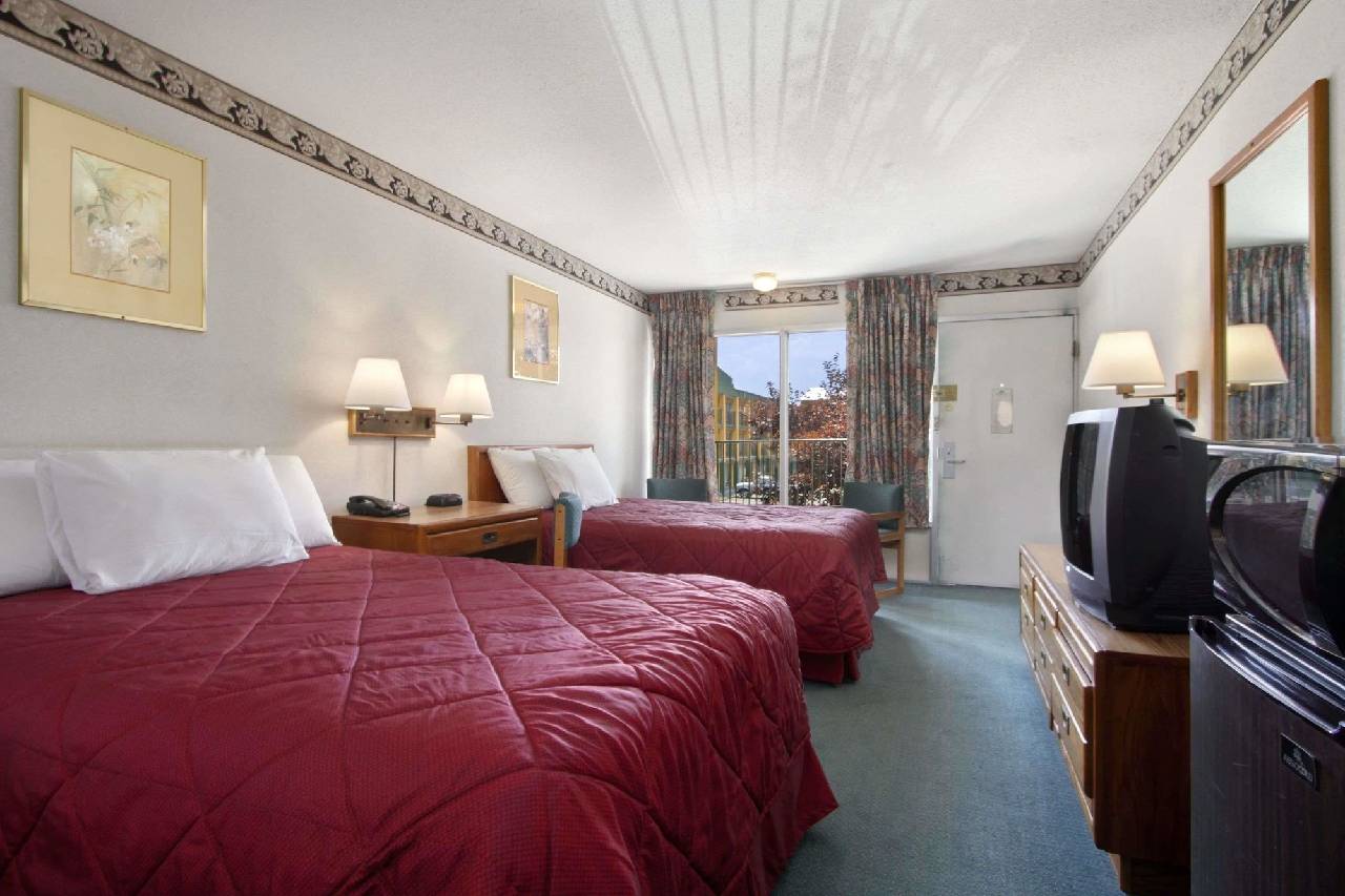 Days Inn by Wyndham Roanoke Civic Center - photo 2