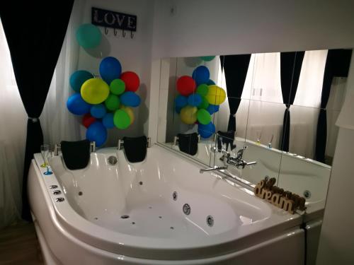 Iași Jacuzzi Apartment F — 4-Star Luxury Hotel in Iasi, Romania
