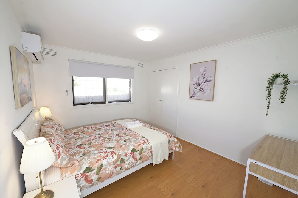 Best Location Entire House Staycation Parkland Surrounding — 4-Star Luxury Hotel in Hallam, Australia