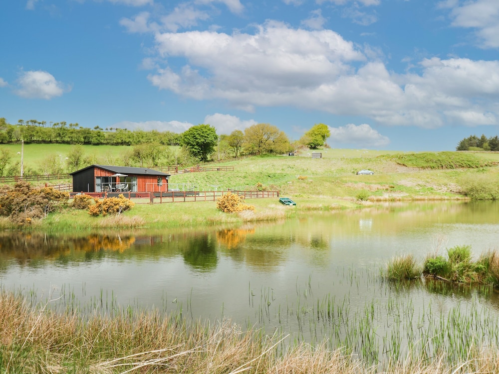 Llyn Cae Ty Nant Fishery Holiday Let in Lampeter, United Kingdom