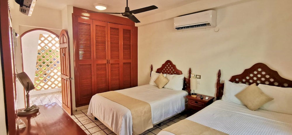 Hotel & Restaurant Bucaneros Isla Mujeres