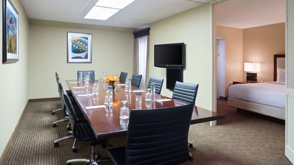 DoubleTree Suites by Hilton Hotel Cincinnati Blue Ash - photo 7