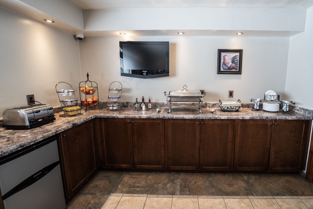 Clover Creek Inn - photo 20